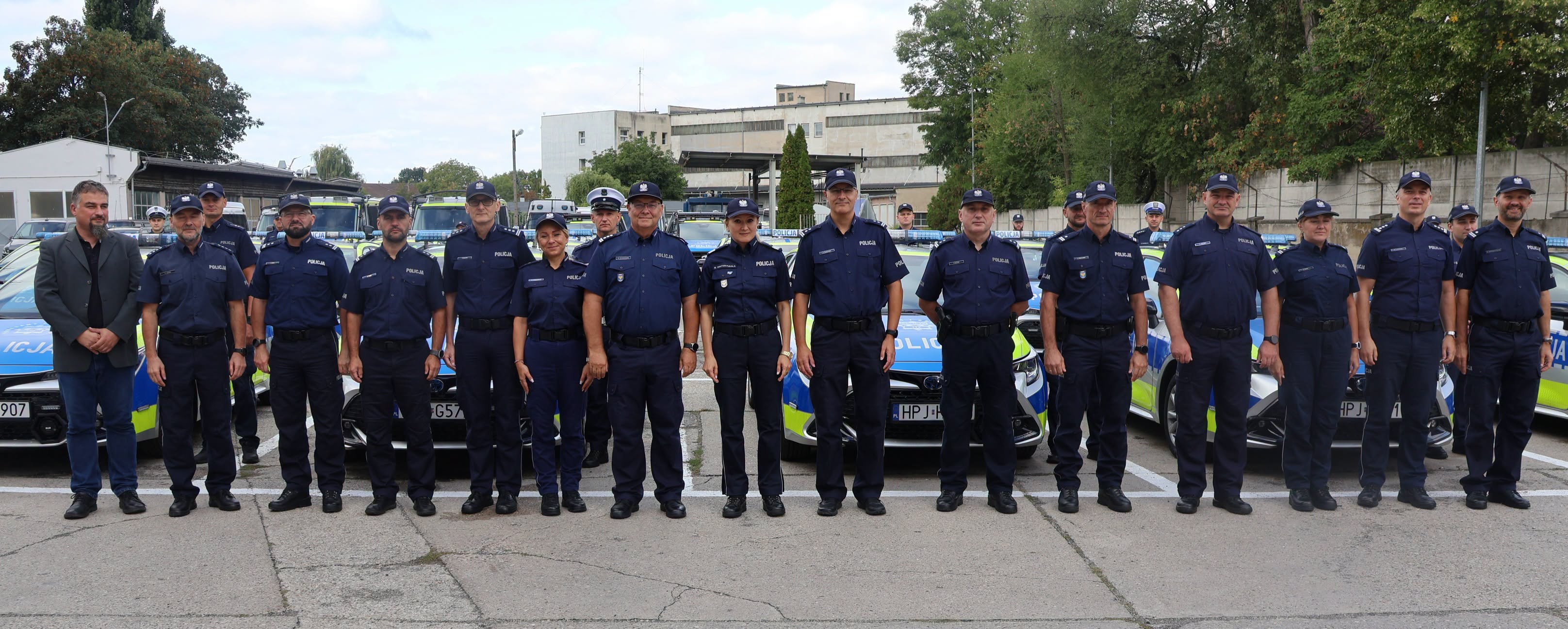 18 nowych radiowozów. I bardzo dobrze, bo policjant nie powinien gonić przestępcy gratem