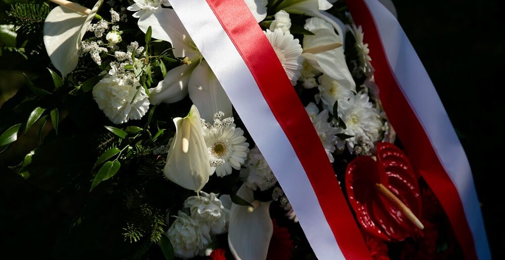 Przy pomniku Armii Krajowej stanęły: uczestniczka Powstania Warszawskiego i niemiecka konsul. W Opolu uczczono Polskie Państwo Podziemne Przy pomniku Armii Krajowej stanęły: uczestniczka Powstania Warszawskiego i niemiecka konsul. W Opolu uczczono Polskie Państwo Podziemne