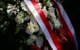 Przy pomniku Armii Krajowej stanęły: uczestniczka Powstania Warszawskiego i niemiecka konsul. W Opolu uczczono Polskie Państwo Podziemne Przy pomniku Armii Krajowej stanęły: uczestniczka Powstania Warszawskiego i niemiecka konsul. W Opolu uczczono Polskie Państwo Podziemne