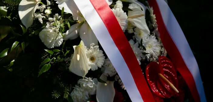 Przy pomniku Armii Krajowej stanęły: uczestniczka Powstania Warszawskiego i niemiecka konsul. W Opolu uczczono Polskie Państwo Podziemne