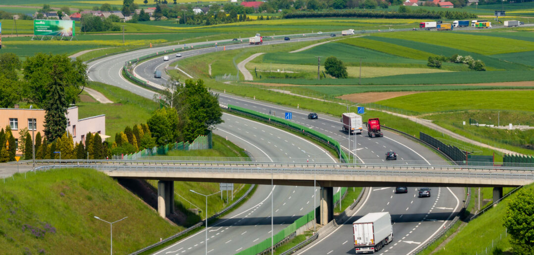 Przy A4 stanie 2,5 kilometra ekranów. Mają ograniczyć hałas docierający do domów Przy A4 stanie 2,5 kilometra ekranów. Mają ograniczyć hałas docierający do domów