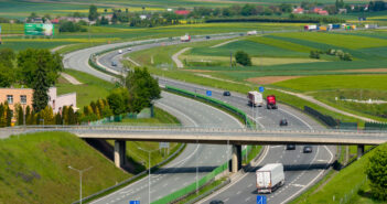 Przy A4 stanie 2,5 kilometra ekranów. Mają ograniczyć hałas docierający do domów