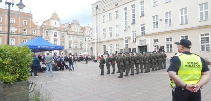 Patriotyzm nie polega na staniu pod sztandarem. Polega na tym, by Polska była gotowa