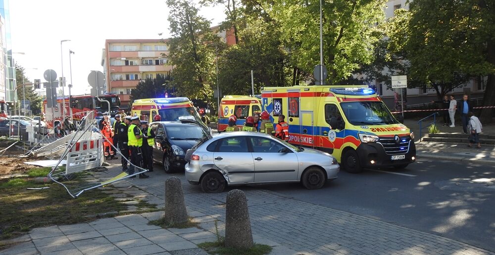 Zderzenie aut w centrum Opola. Samoch&oacute;d potrącił pieszą przy przejściu