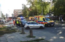 Zderzenie aut w centrum Opola. Samoch&oacute;d potrącił pieszą przy przejściu
