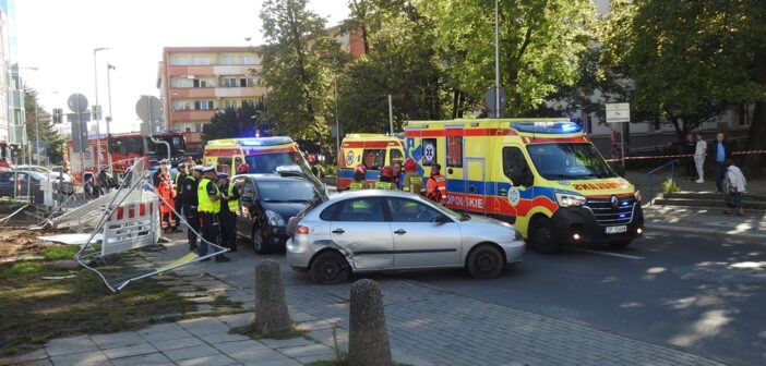 Zderzenie aut w centrum Opola. Samochód potrącił pieszą przy przejściu