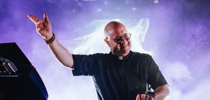 Ksiądz za konsoletą. Padre Guilherme przyciągnie na opolski stadion 14 tysięcy ludzi