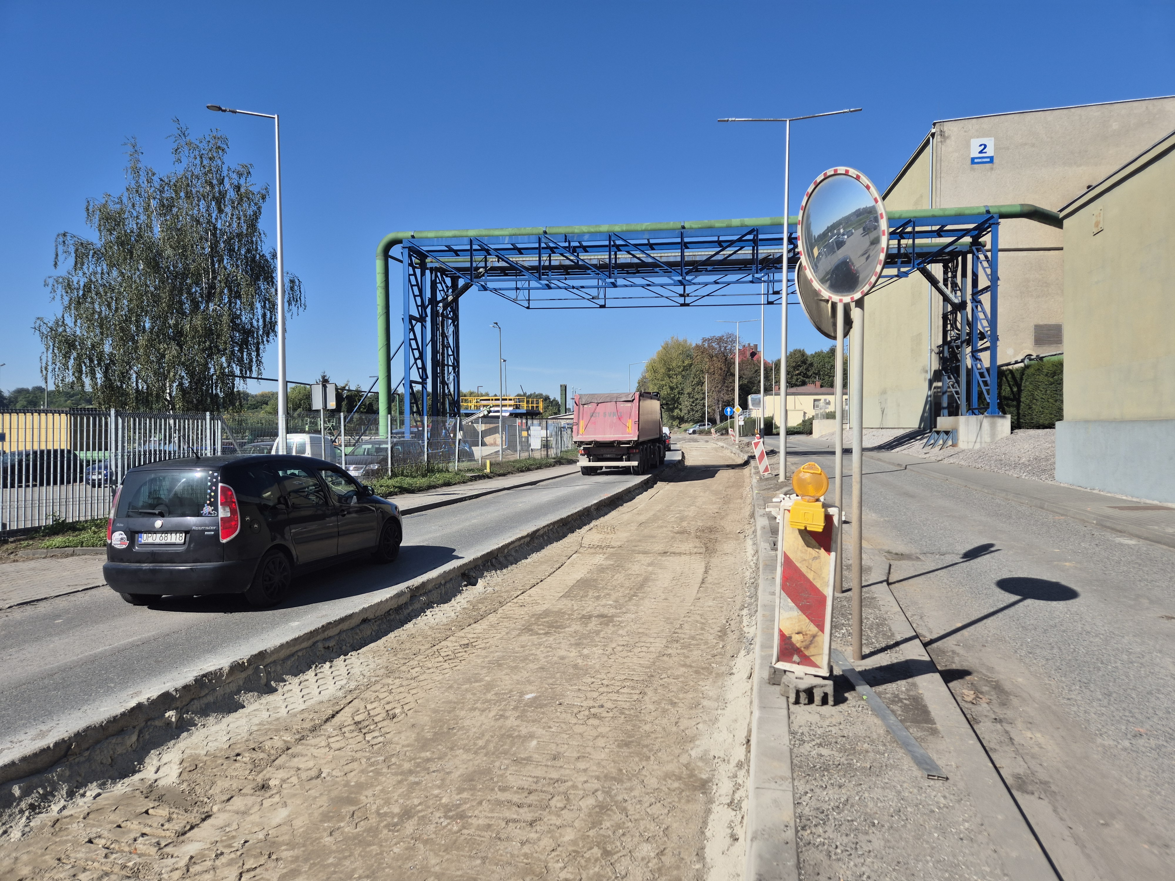 Czerwone światło ignorowane, ciężarówki na trasie. Niebezpiecznie na DK45 w Ciężkowicach