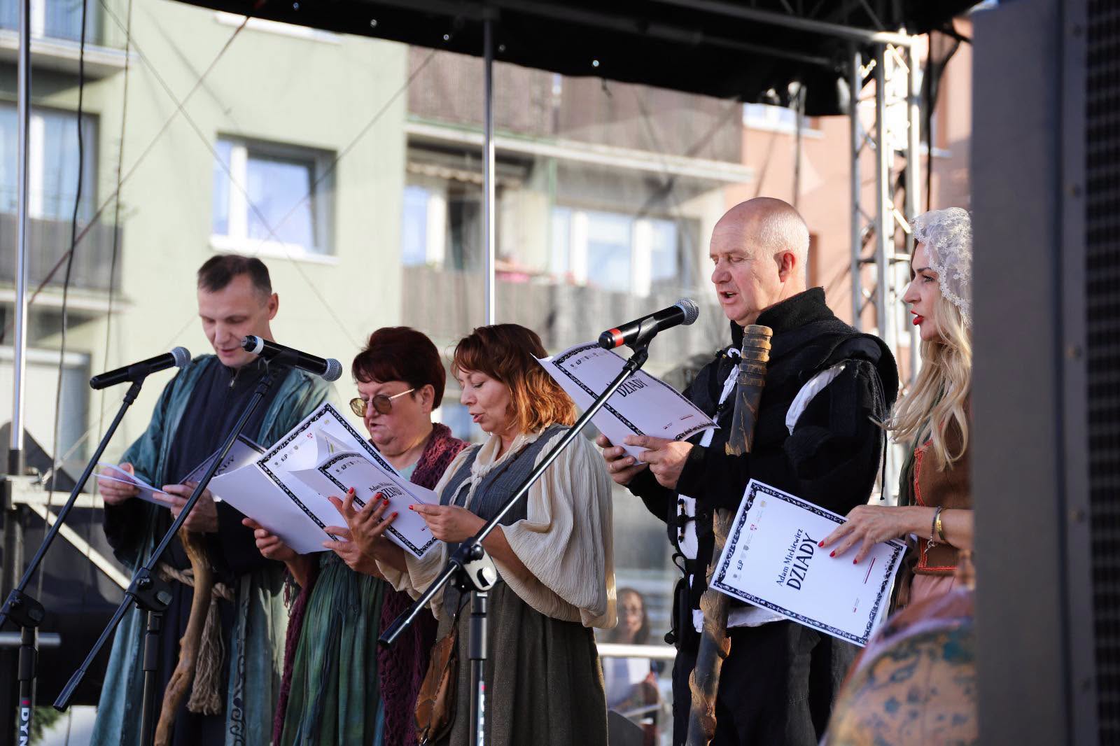 Mickiewicz na rynku. Biała przypomniała, po co nam wspólne czytanie