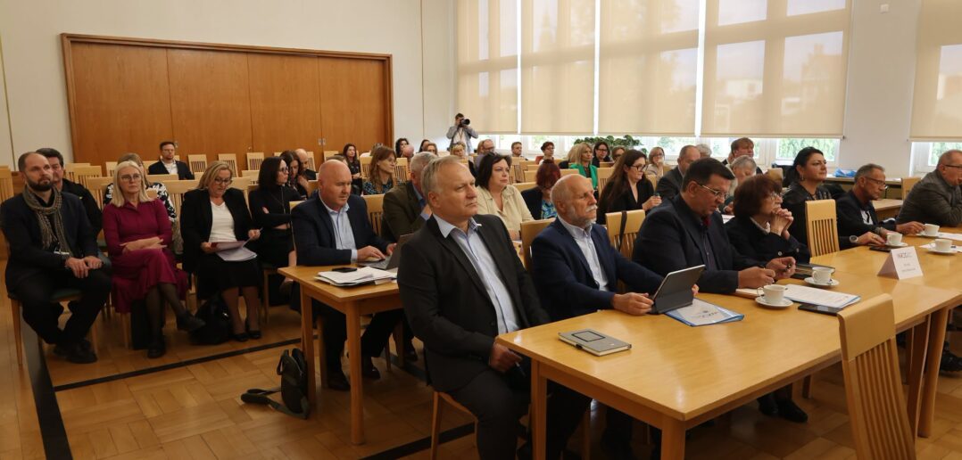 Szpitale potrzebują lekarzy. Polityk&oacute;w już mają pod dostatkiem