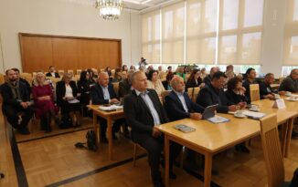Szpitale potrzebują lekarzy. Polityk&oacute;w już mają pod dostatkiem