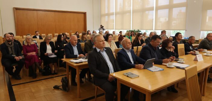 Szpitale potrzebują lekarzy. Polityk&oacute;w już mają pod dostatkiem
