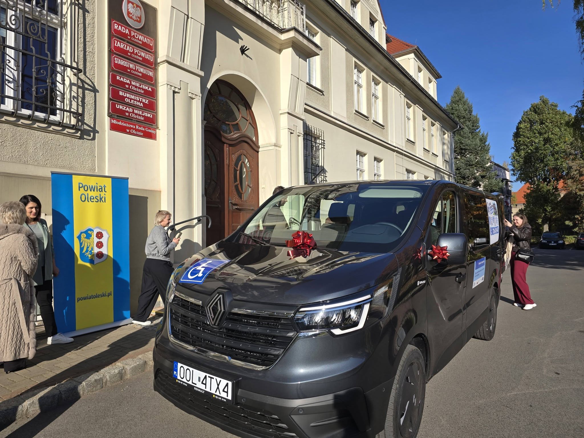 Do lekarza i urzędu bez bariery dojazdu. Powiat oleski ma nowego busa