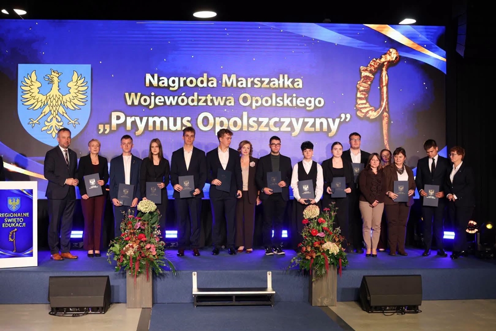 Dobrej szkoły nie robi się samym poświęceniem. Opolskie nagrodziło uczniów i nauczycieli