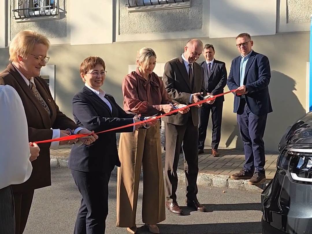 Do lekarza i urzędu bez bariery dojazdu. Powiat oleski ma nowego busa