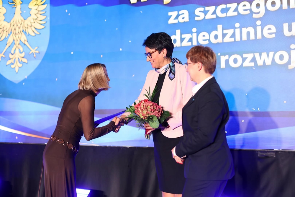 Dobrej szkoły nie robi się samym poświęceniem. Opolskie nagrodziło uczniów i nauczycieli