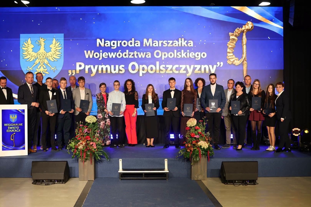 Dobrej szkoły nie robi się samym poświęceniem. Opolskie nagrodziło uczniów i nauczycieli