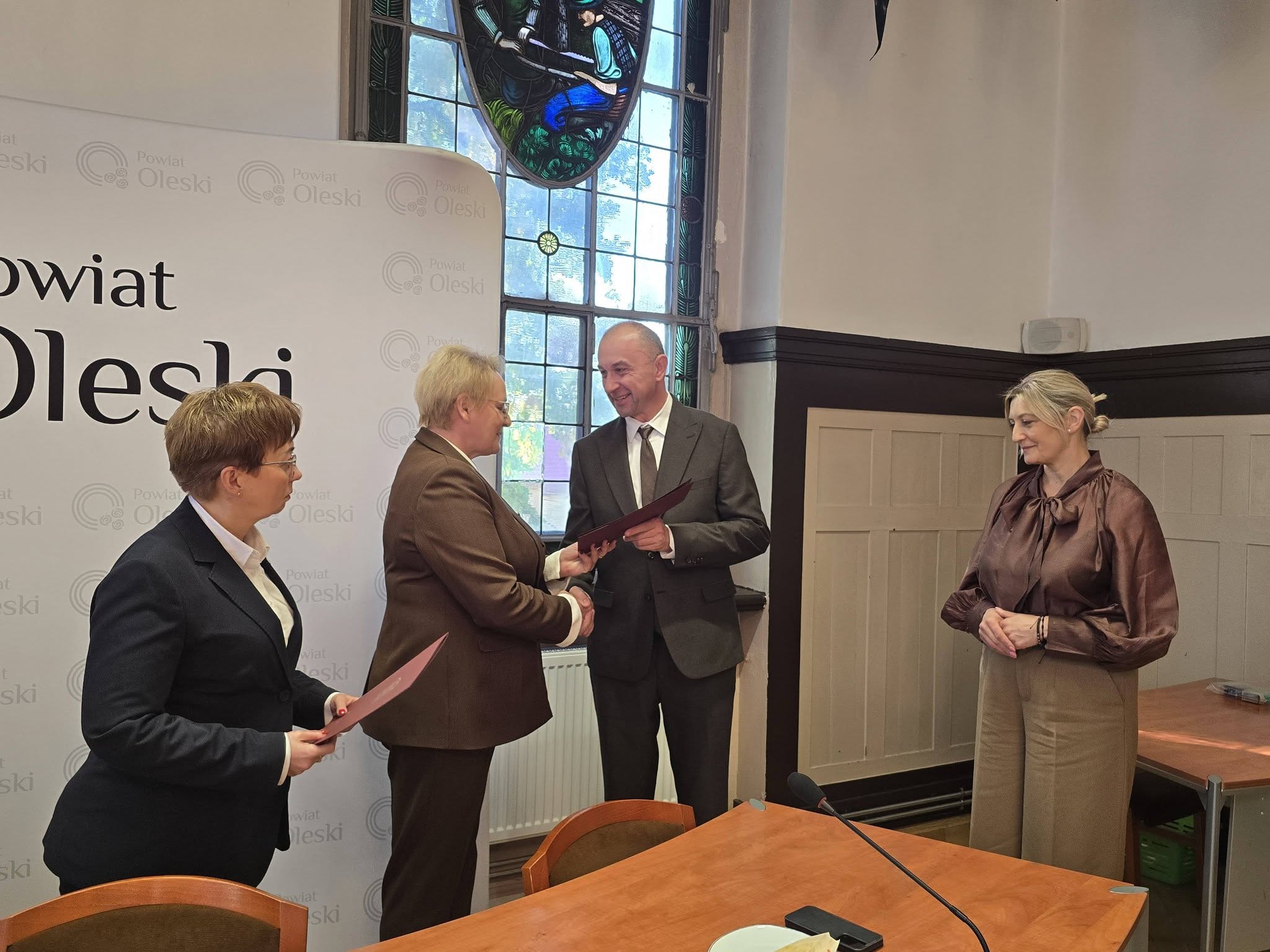 Do lekarza i urzędu bez bariery dojazdu. Powiat oleski ma nowego busa