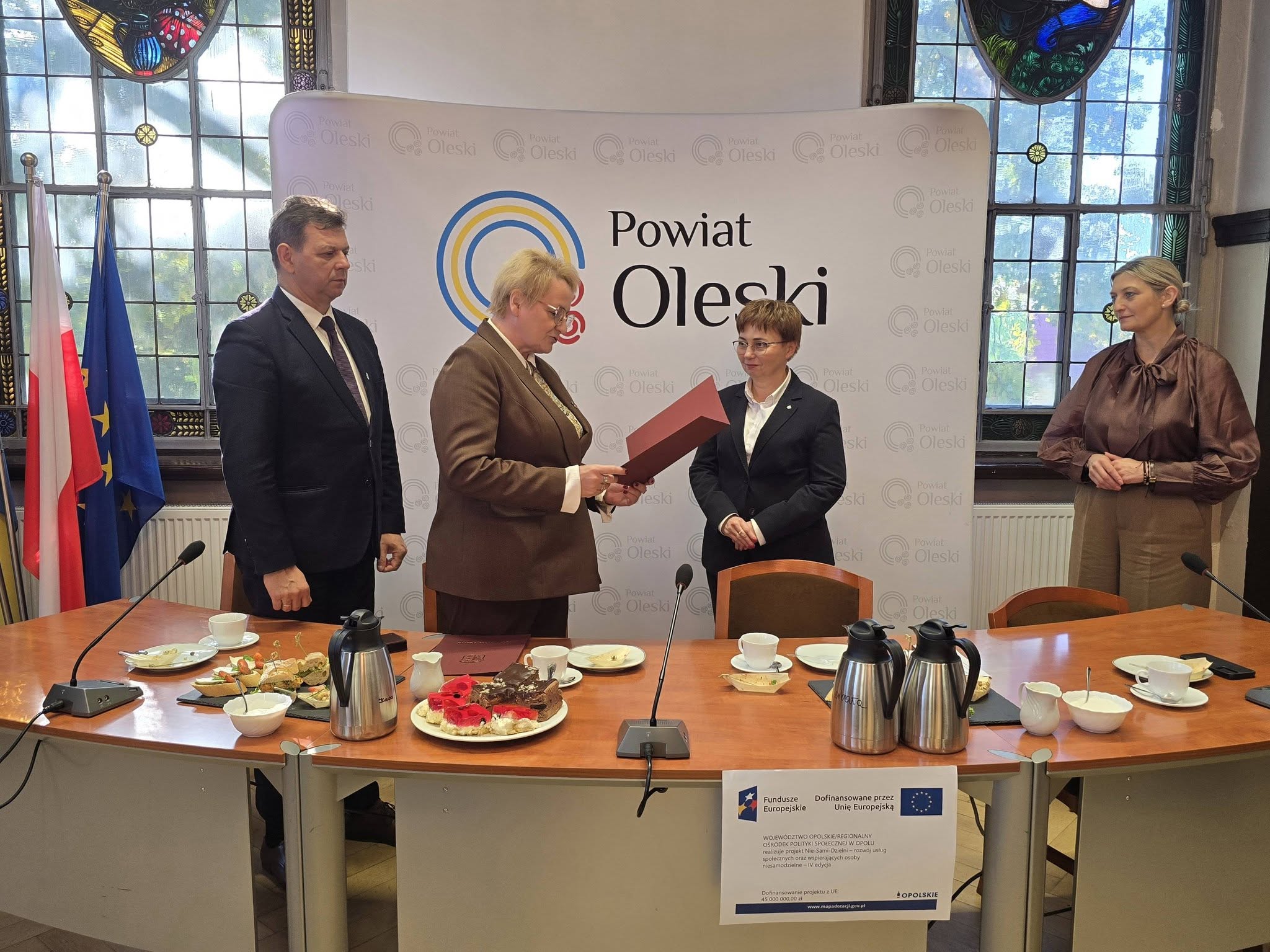 Do lekarza i urzędu bez bariery dojazdu. Powiat oleski ma nowego busa