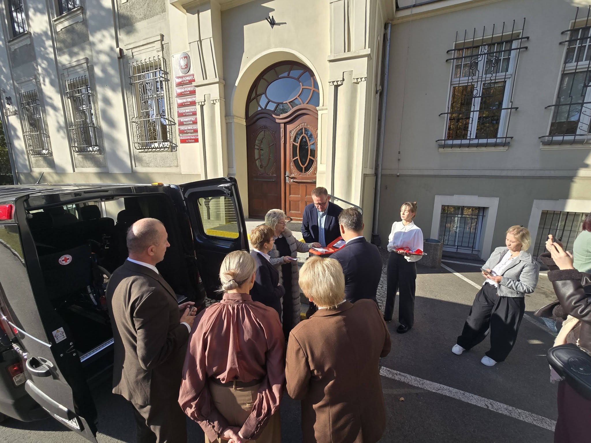 Do lekarza i urzędu bez bariery dojazdu. Powiat oleski ma nowego busa