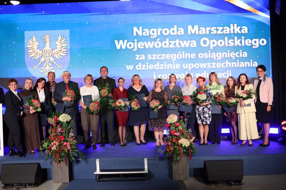 Dobrej szkoły nie robi się samym poświęceniem. Opolskie nagrodziło uczniów i nauczycieli