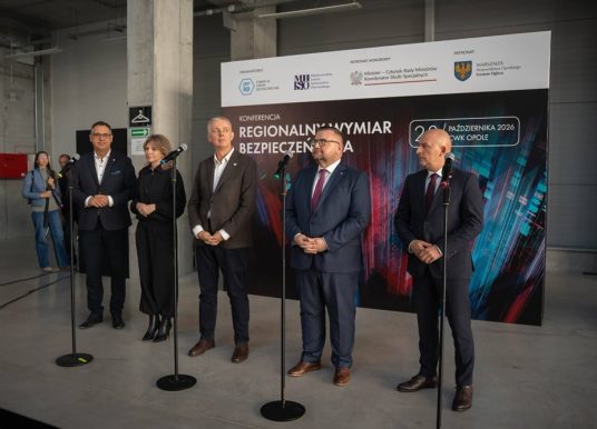 Kto kształtuje poglądy dzieci? W Opolu o radykalizacji młodzieży i bezpieczeństwie w sieci