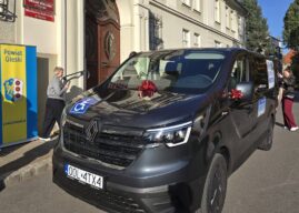 Do lekarza i urzędu bez bariery dojazdu. Powiat oleski ma nowego busa