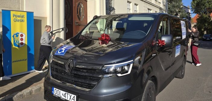 Do lekarza i urzędu bez bariery dojazdu. Powiat oleski ma nowego busa