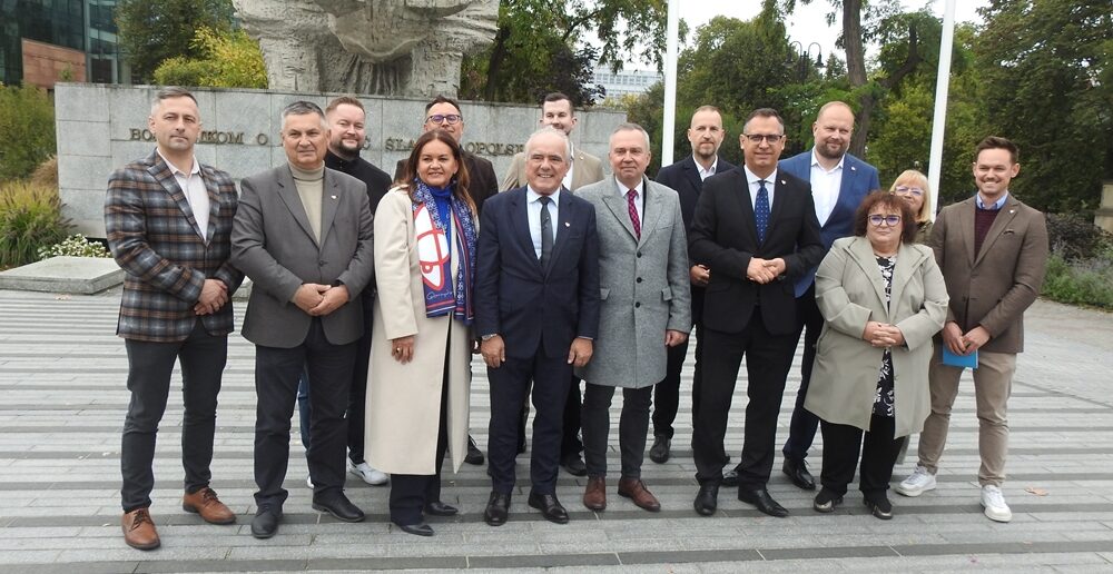 Trzy lata po wyborach. KO wylicza inwestycje, wsparcie dla rodzin. W tle: trzy kolejne weta Nawrockiego