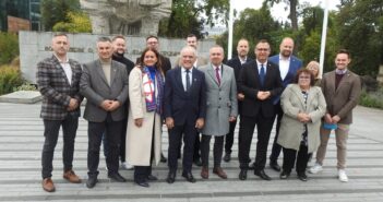 Trzy lata po wyborach. KO wylicza inwestycje, wsparcie dla rodzin. W tle: trzy kolejne weta Nawrockiego