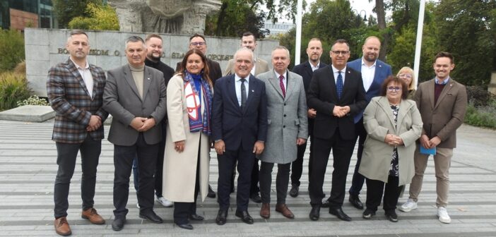 Trzy lata po wyborach. KO wylicza inwestycje, wsparcie dla rodzin. W tle: trzy kolejne weta Nawrockiego
