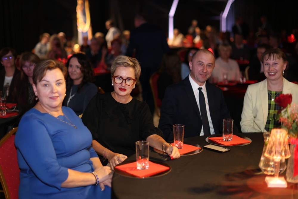 Dobrej szkoły nie robi się samym poświęceniem. Opolskie nagrodziło uczniów i nauczycieli