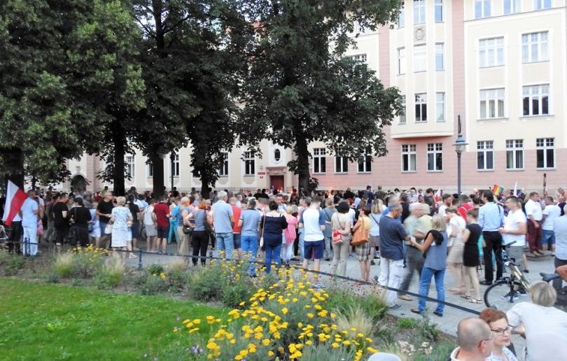 Tłum przed Sądem Okręgowym w Opolu (film)